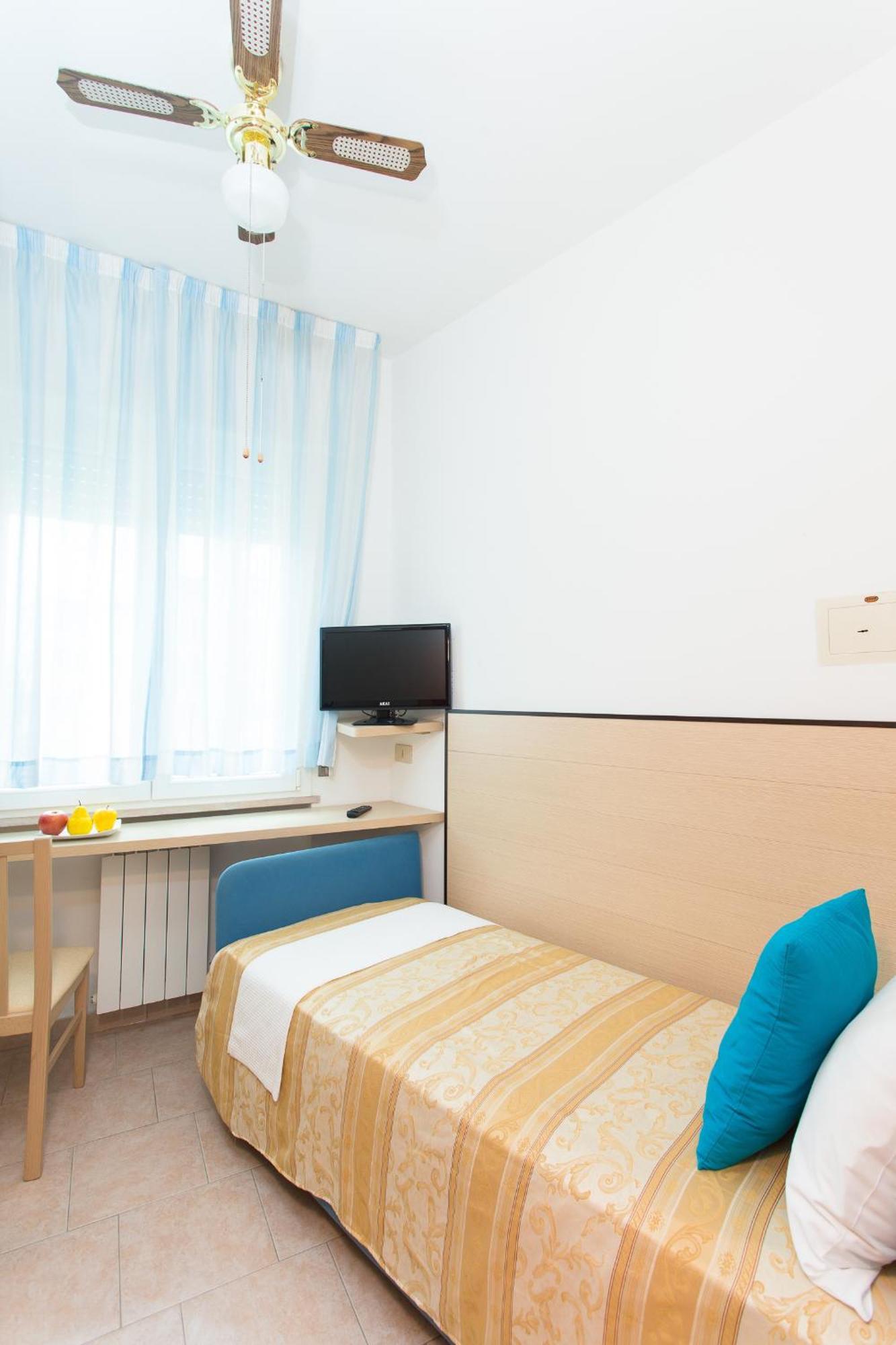 Hotel Asiago Beach Lido Di Savio Oda fotoğraf